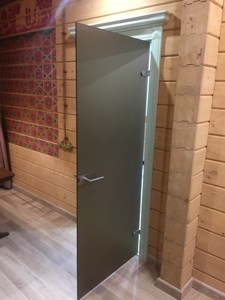 Стеклянная дверь