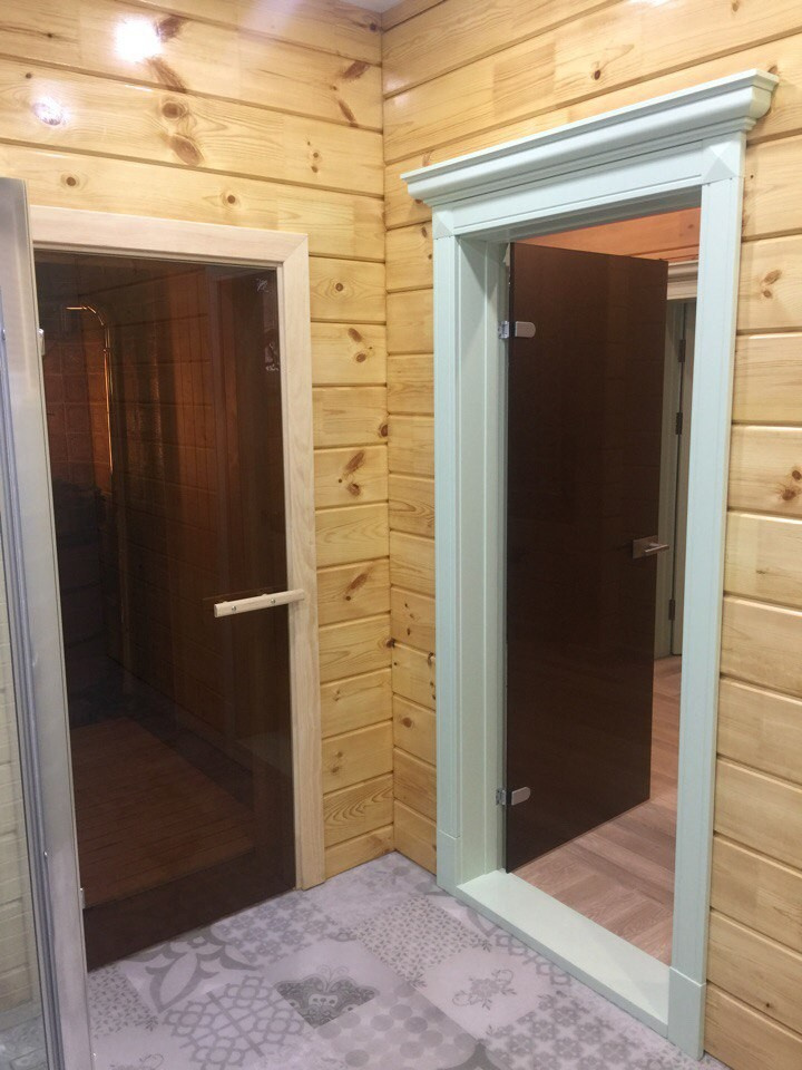 Стеклянная дверь