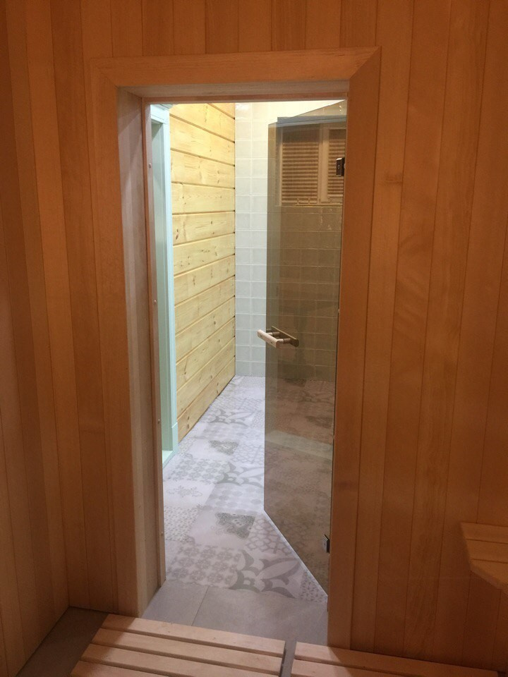 Стеклянная дверь