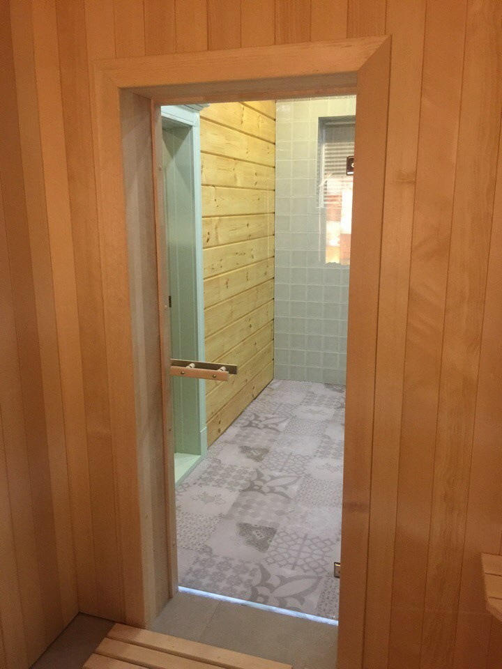 Стеклянная дверь