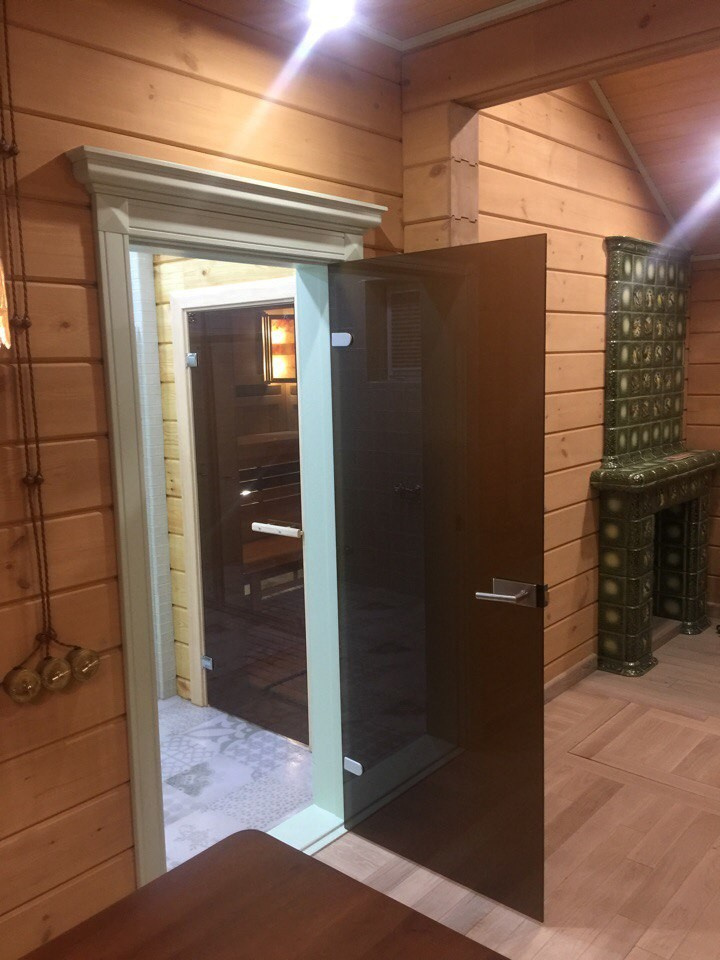 Стеклянная дверь