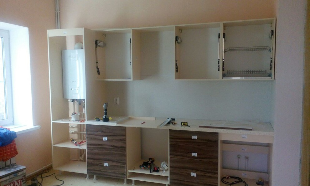 Маленькая бежевая кухня со спрятанной газовой колонкой
