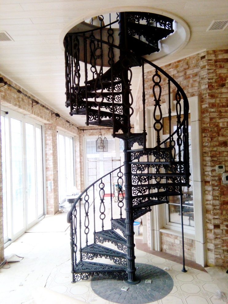 Винтовая чугунная лестница