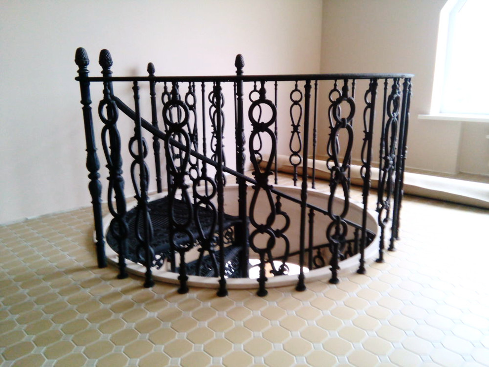 Винтовая чугунная лестница