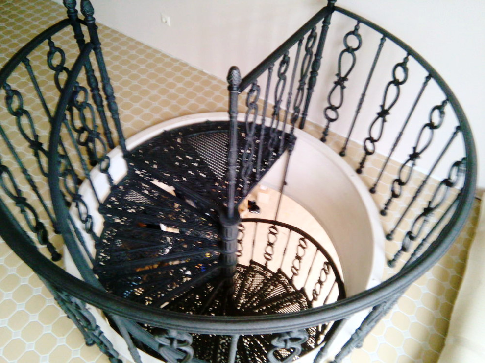 Винтовая чугунная лестница