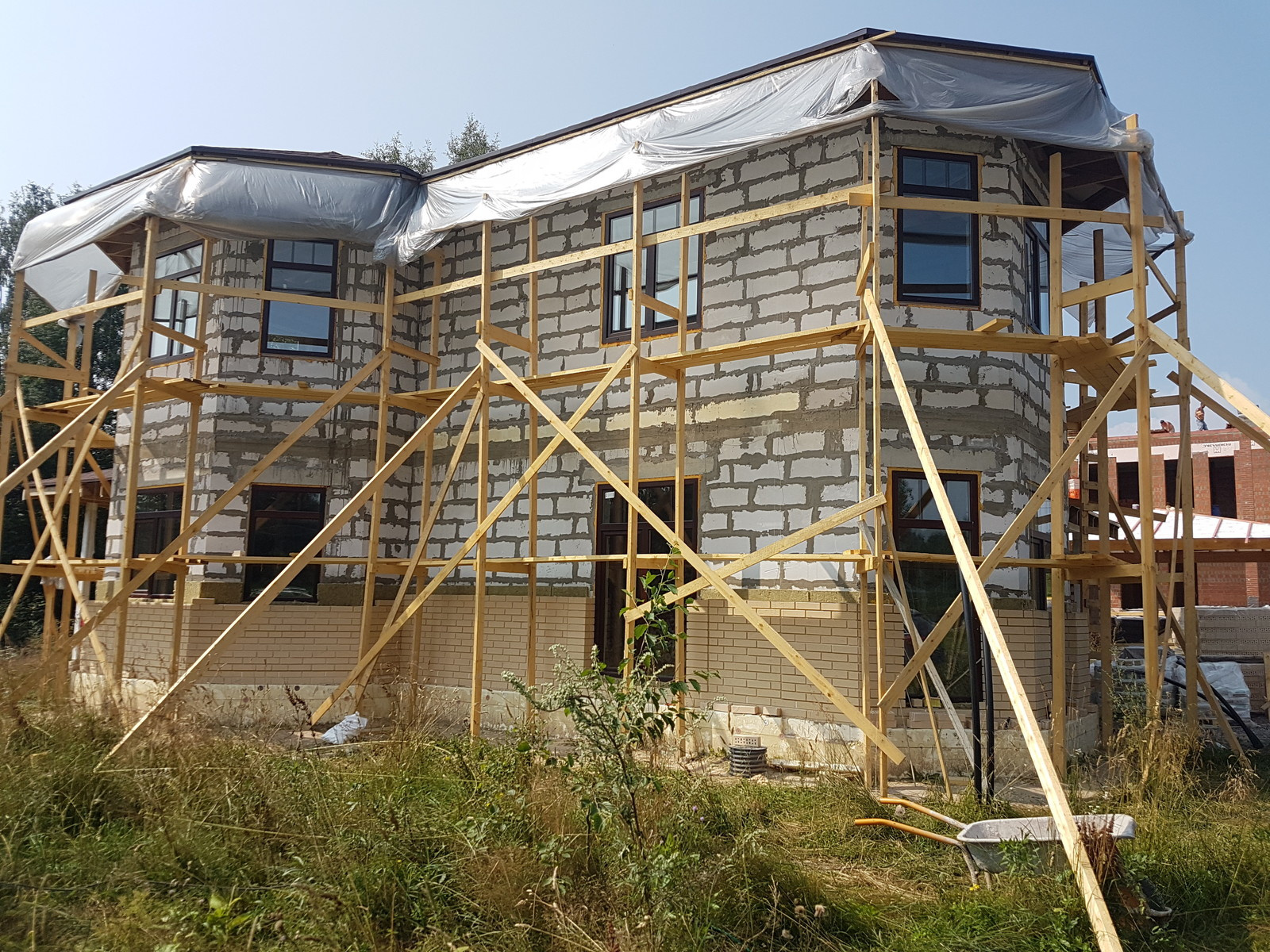 Облицовка дома светлым кирпичом