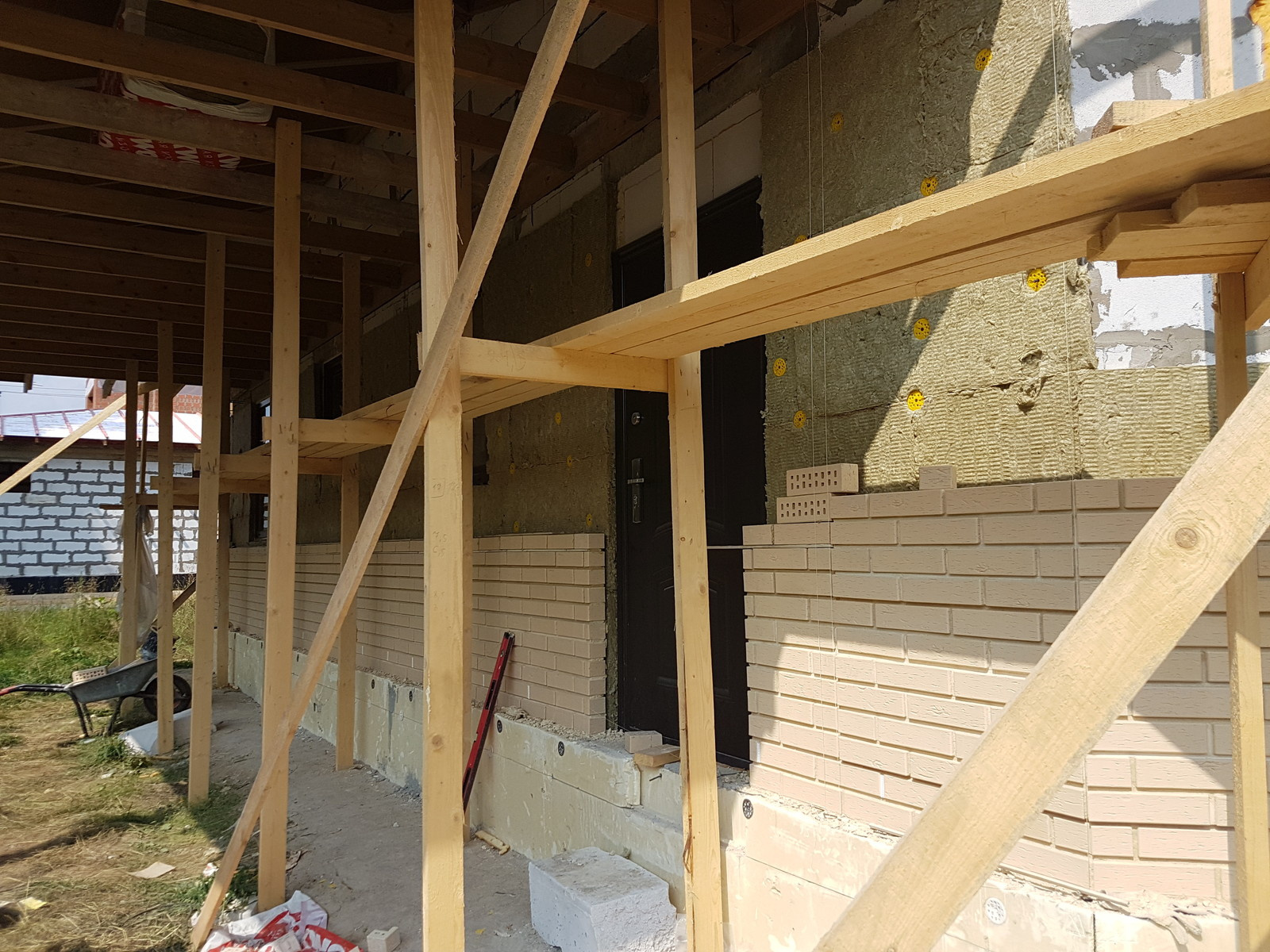 Облицовка дома светлым кирпичом