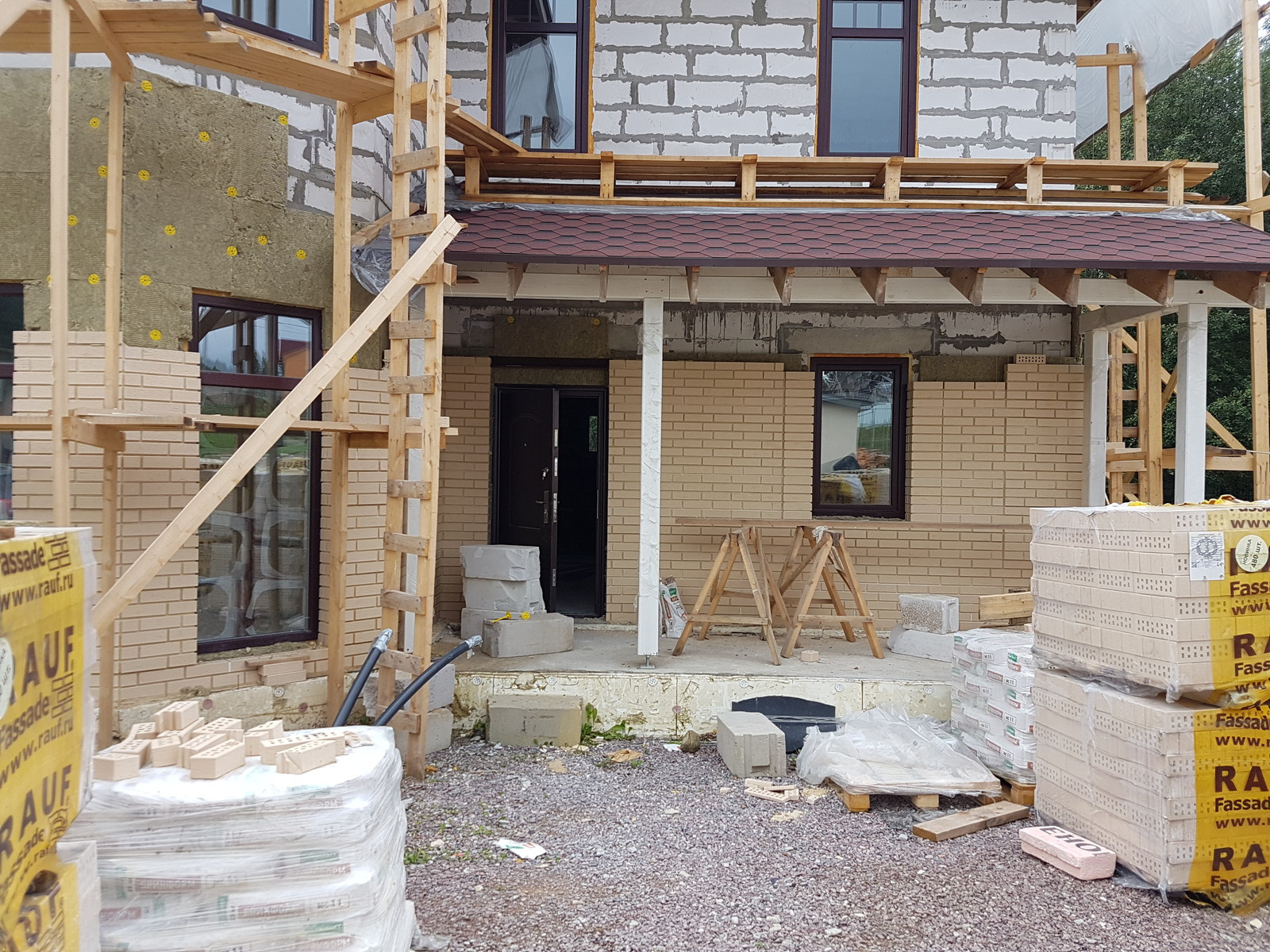 Облицовка дома светлым кирпичом