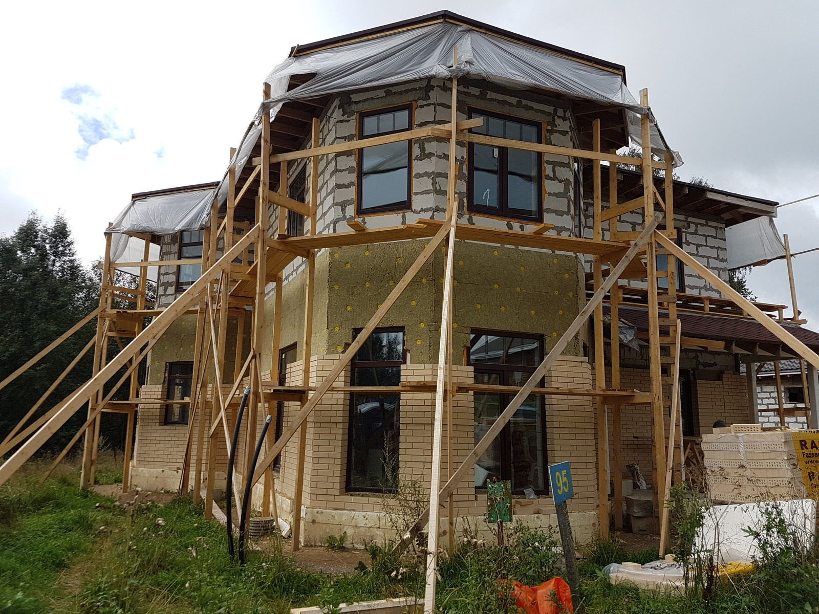 Облицовка дома светлым кирпичом