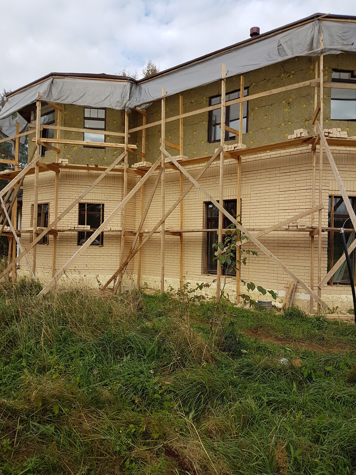 Облицовка дома светлым кирпичом