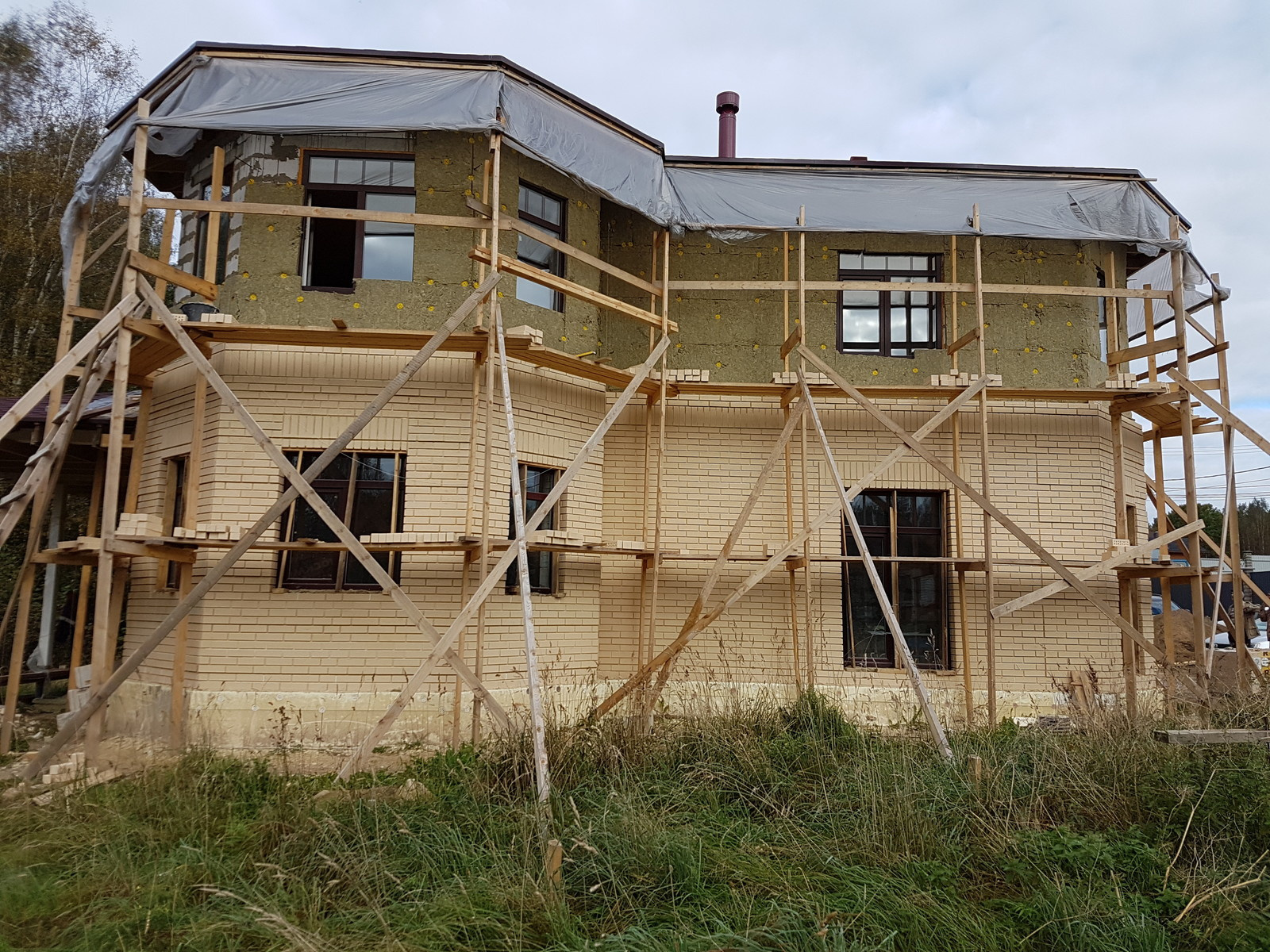 Облицовка дома светлым кирпичом