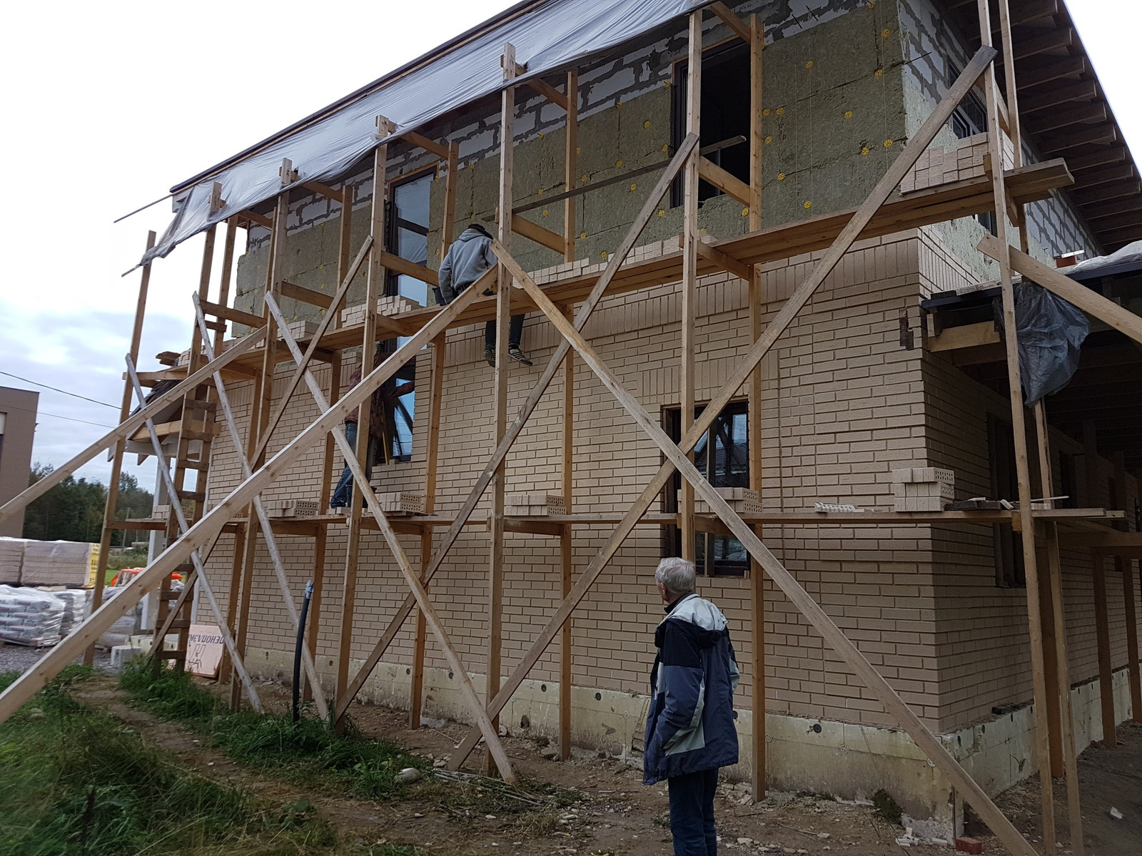 Облицовка дома светлым кирпичом