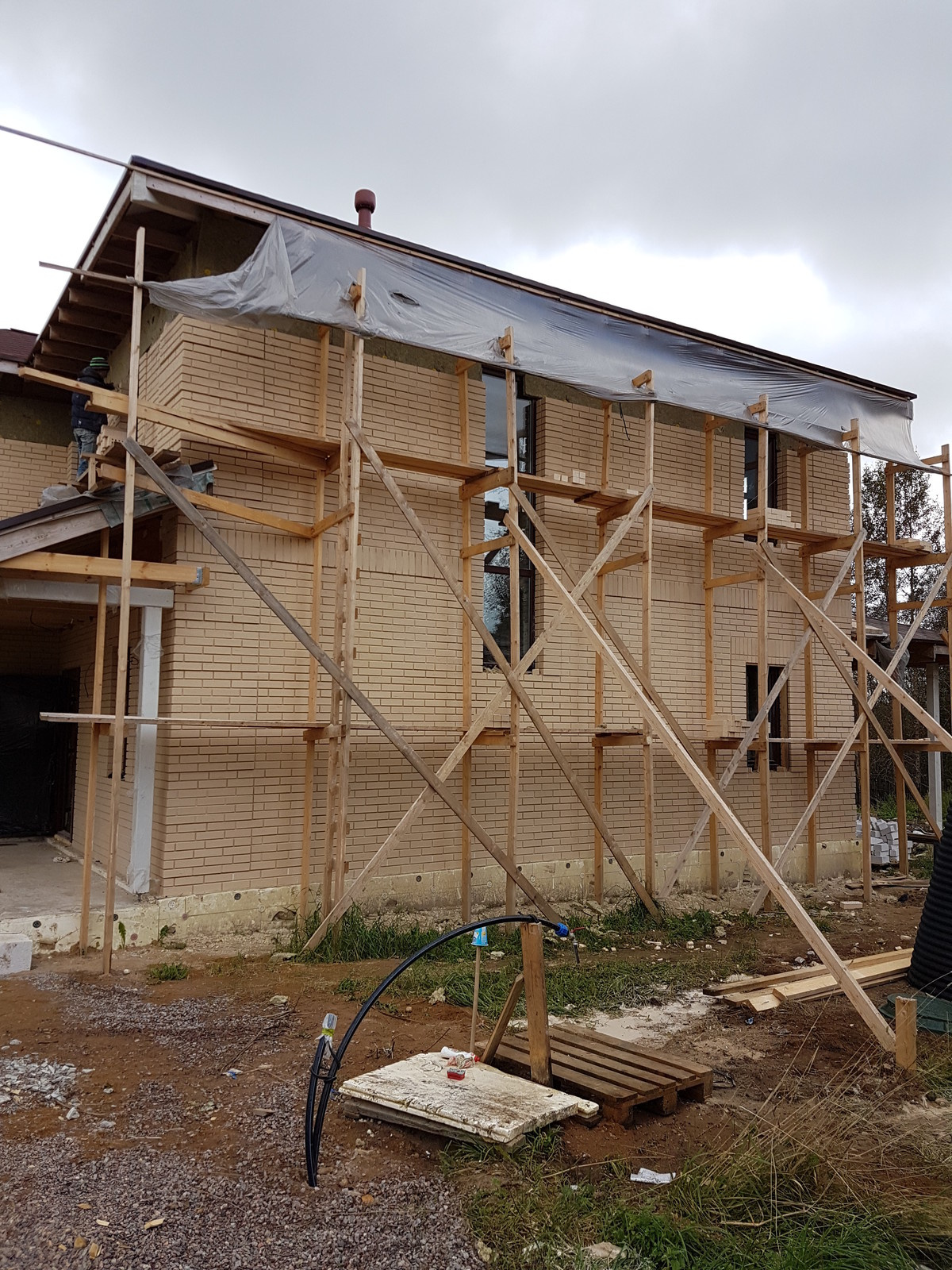 Облицовка дома светлым кирпичом