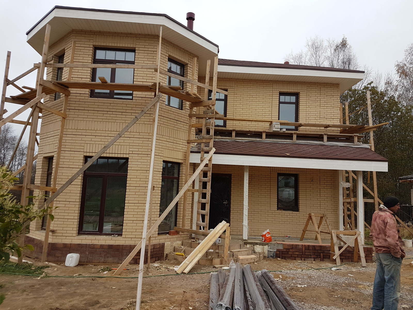 Облицовка дома светлым кирпичом