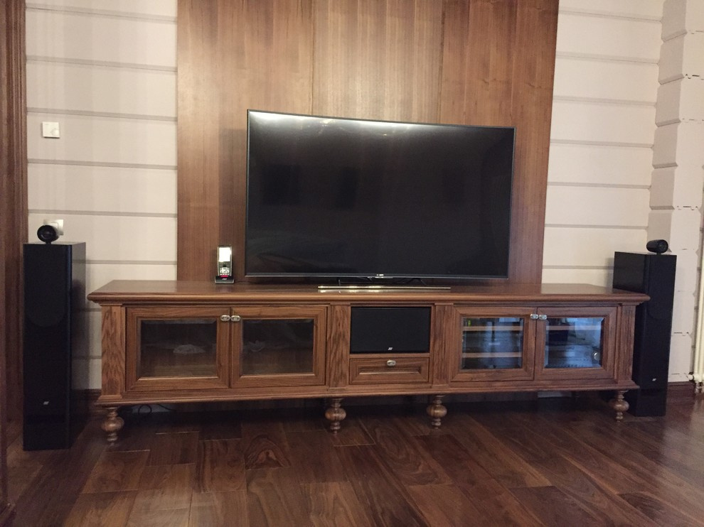 Кинотеатр в гостиной с камином в Комарово