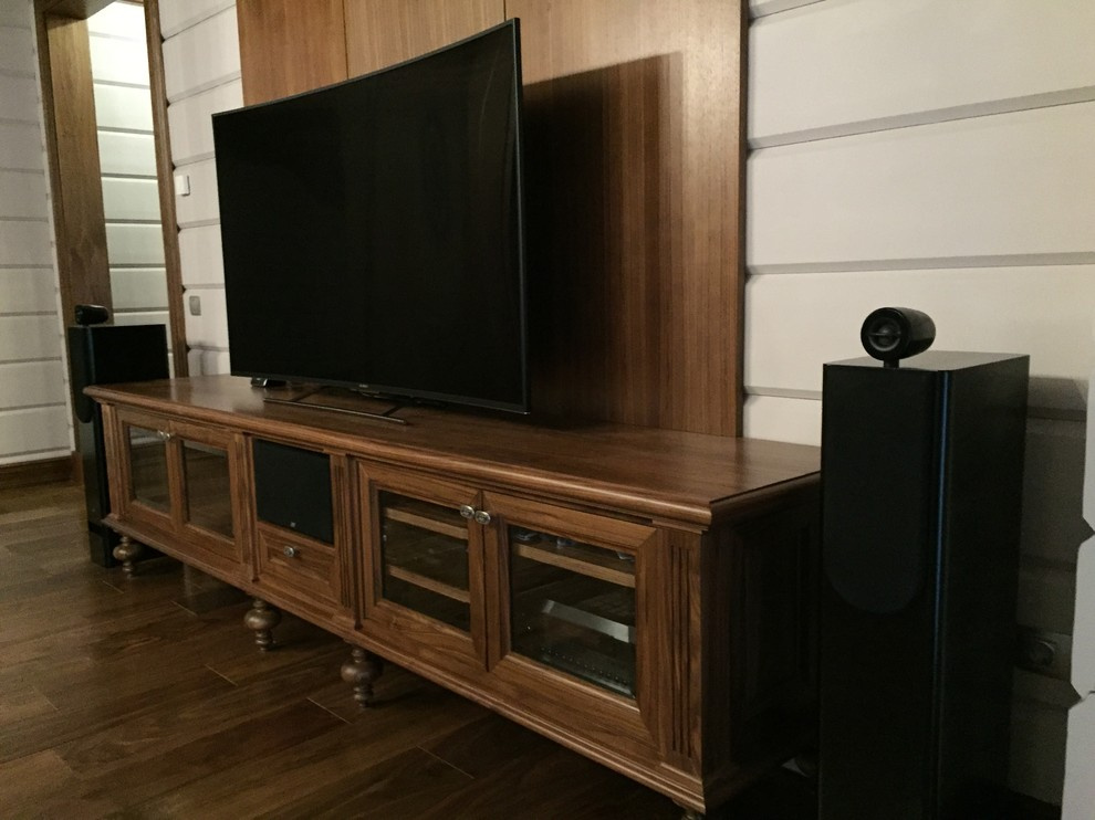 Кинотеатр в гостиной с камином в Комарово