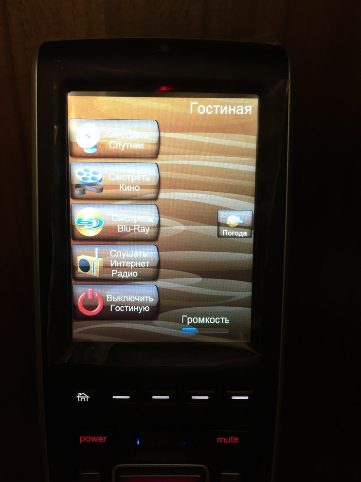 Кинотеатр в гостиной с камином в Комарово