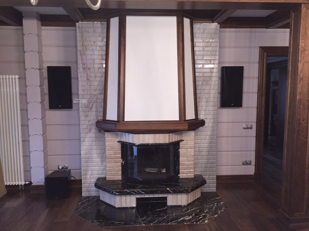 Кинотеатр в гостиной с камином в Комарово