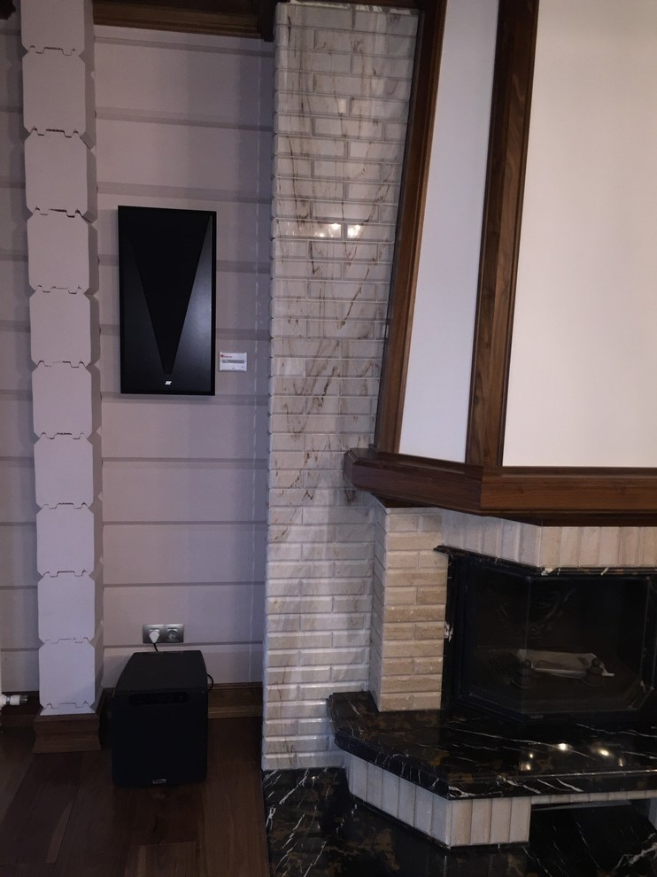 Кинотеатр в гостиной с камином в Комарово