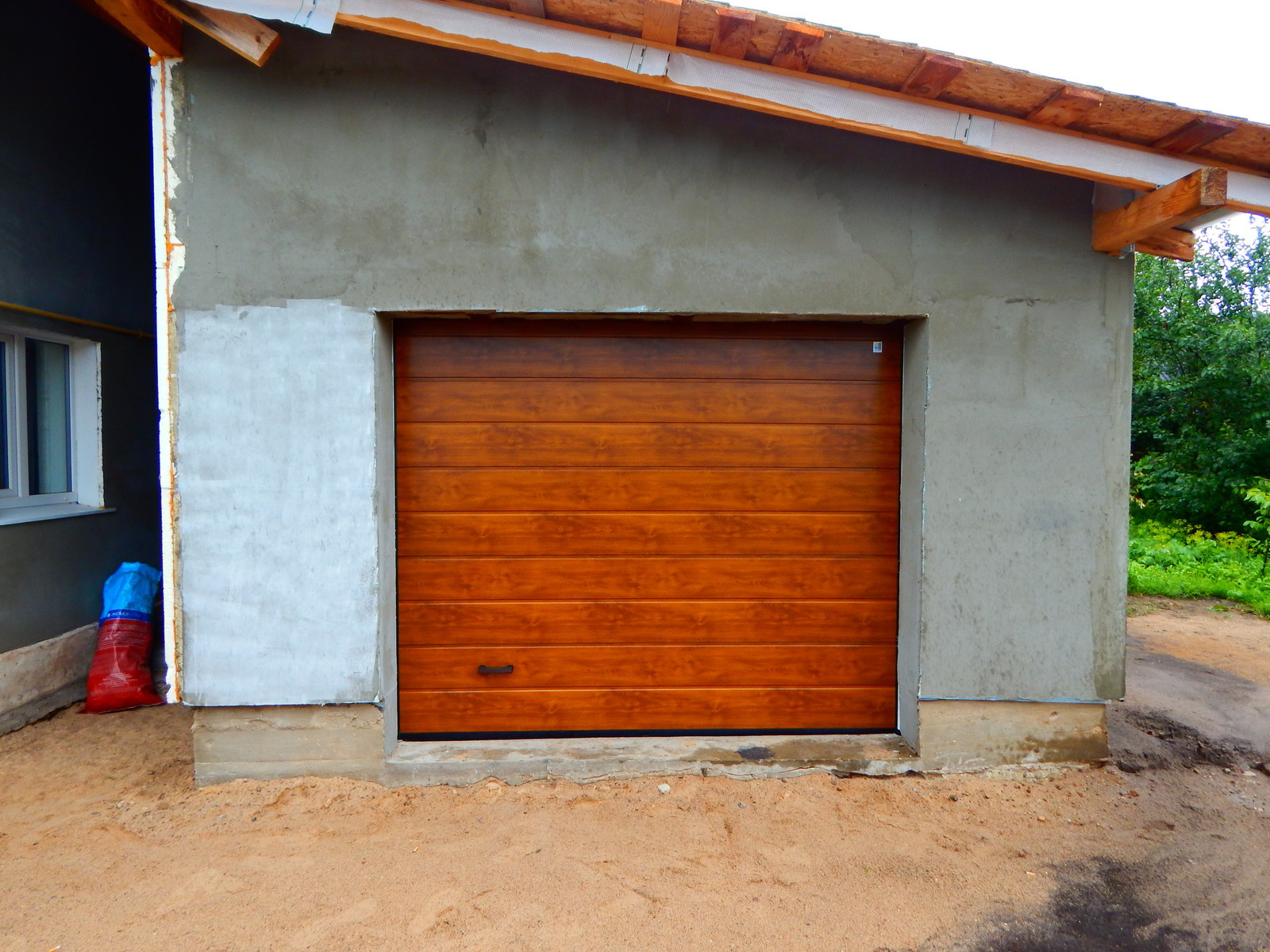 Секционные ворота Алютех цвет золотой дуб