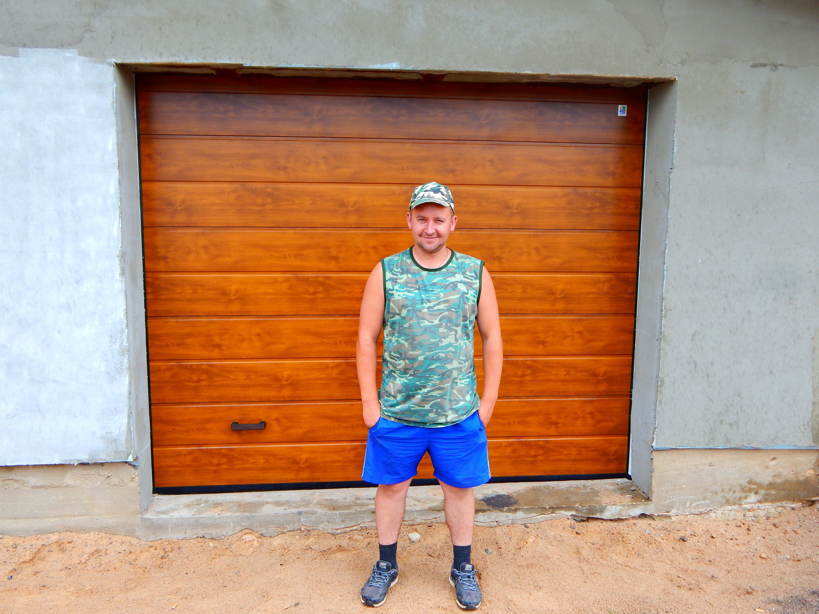 Обложка проекта: Секционные ворота Алютех цвет золотой дуб