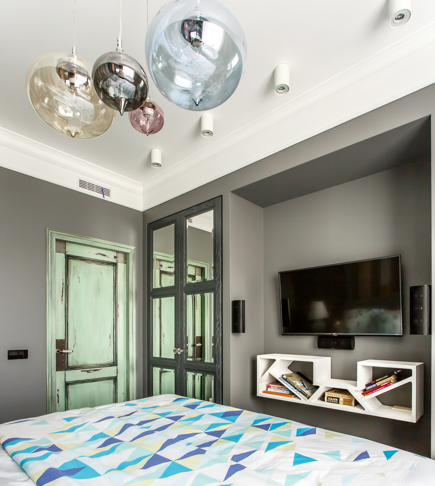 В гостях: Черная квартира с видом на Триумфальную арку