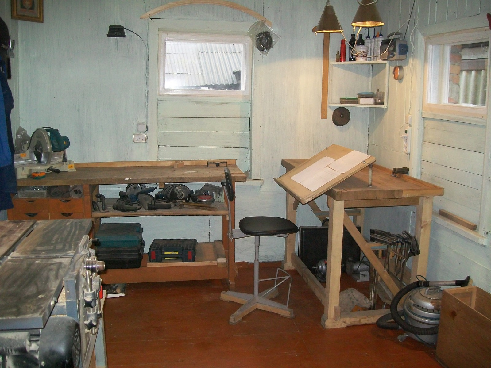 Строительство дачи у пруда с лебедями