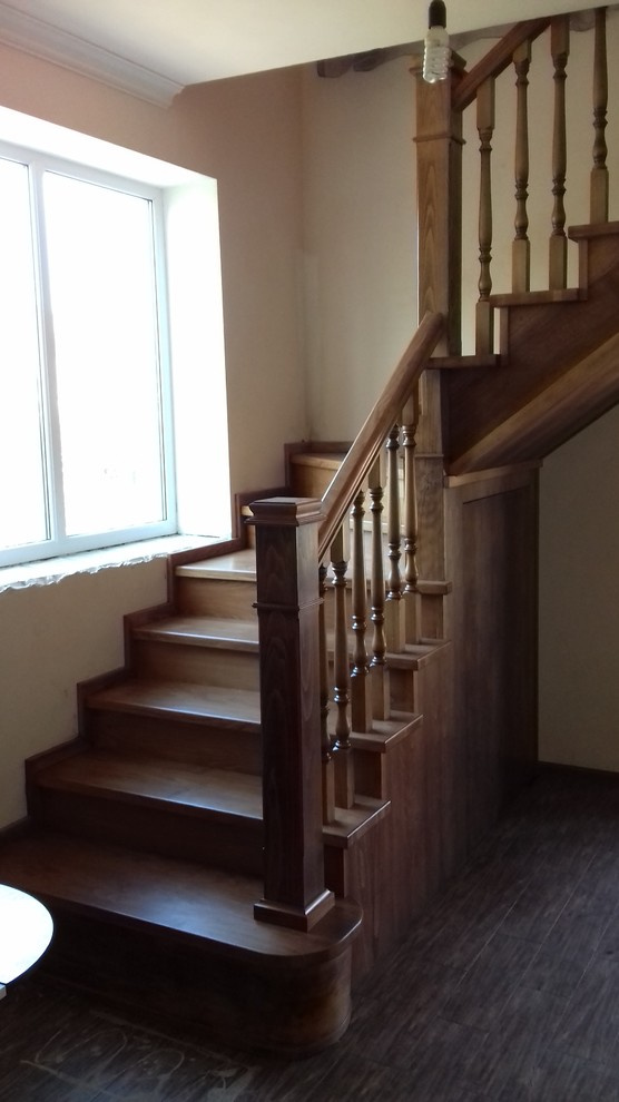 Лестница из бука на даче.