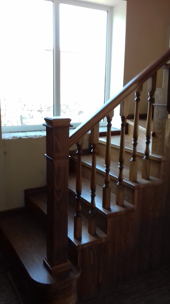 Лестница из бука на даче.