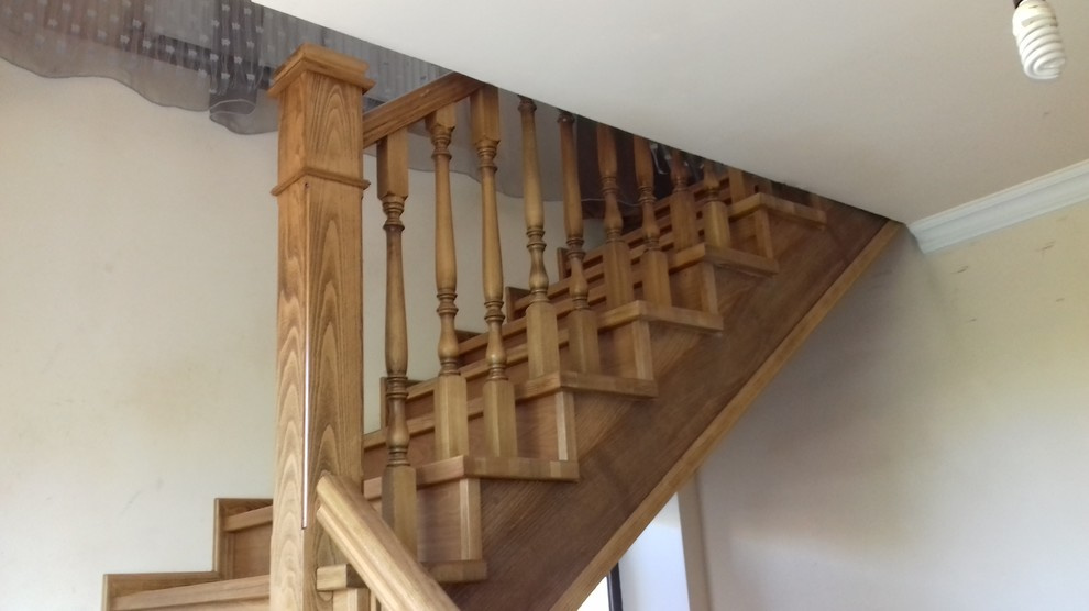 Лестница из бука на даче.