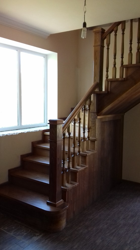 Лестница из бука на даче.