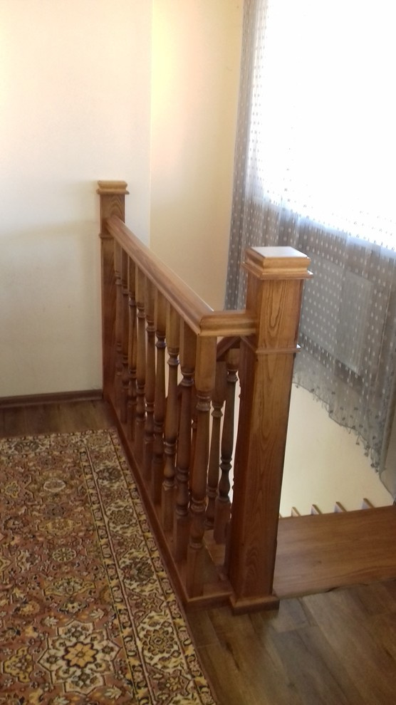 Лестница из бука на даче.