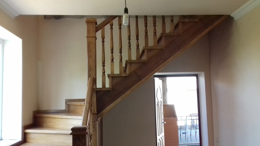 Обложка проекта: Лестница из бука на даче.