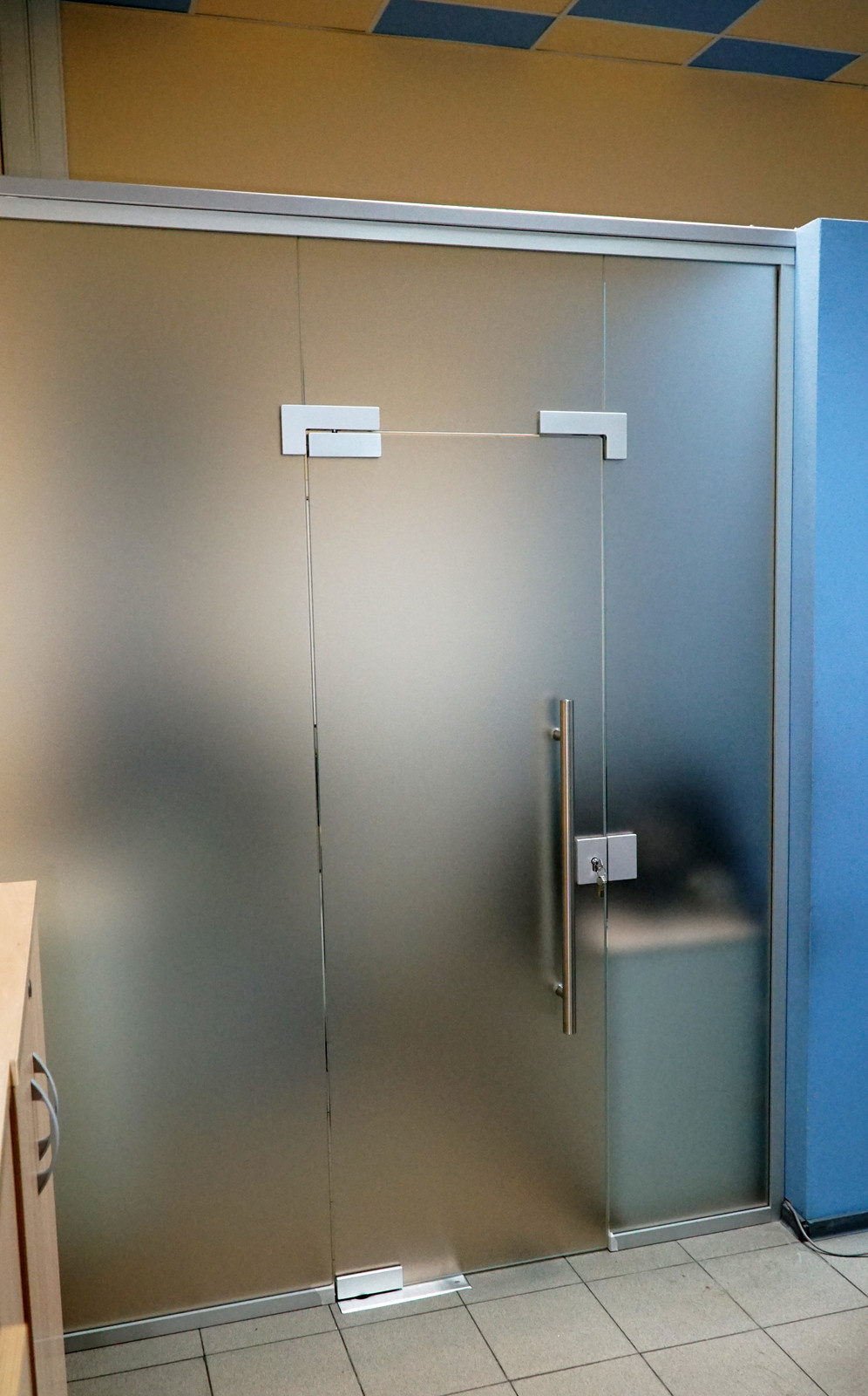 Перегородка с дверью