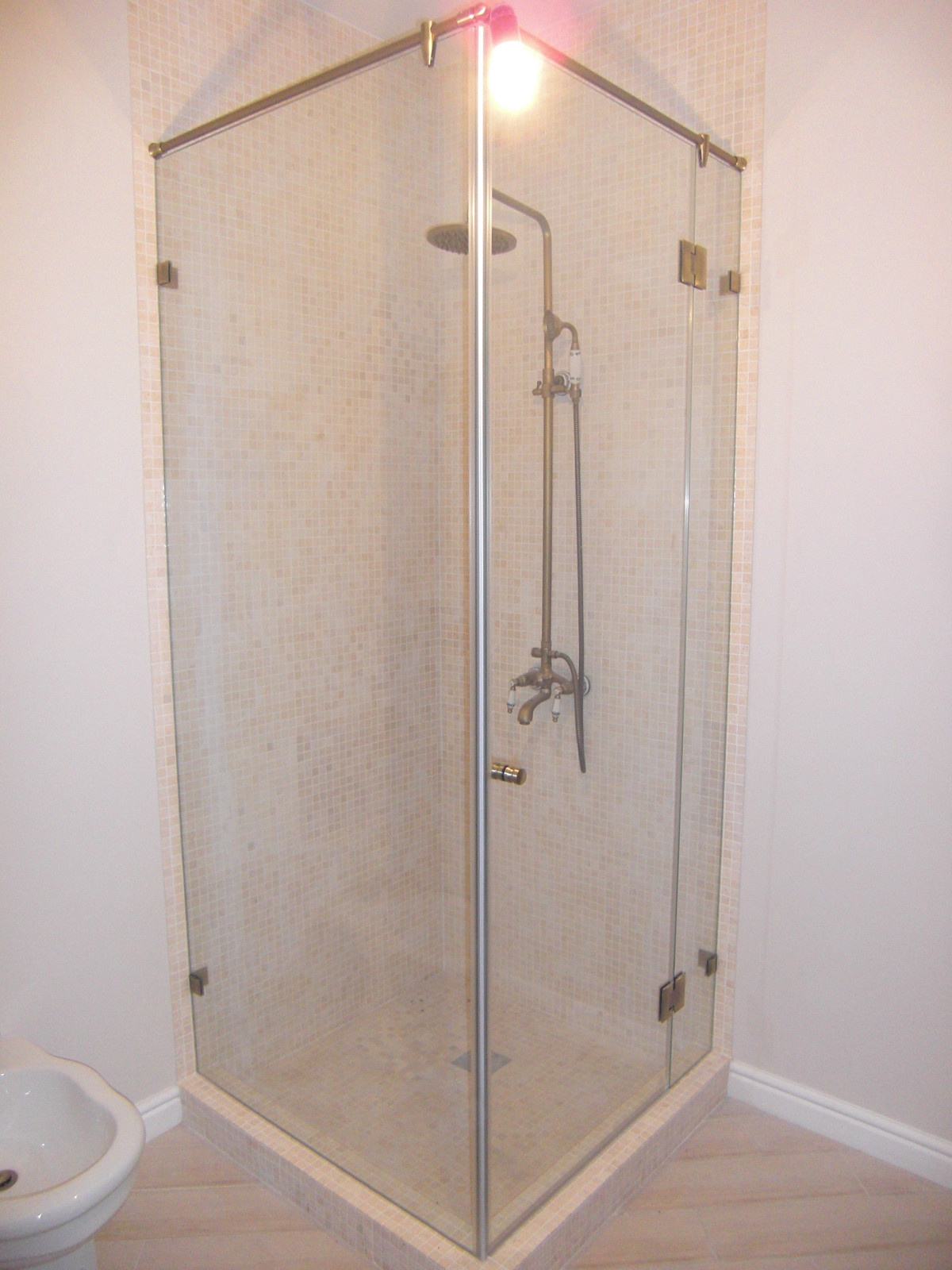 Угловые душевые конструкции