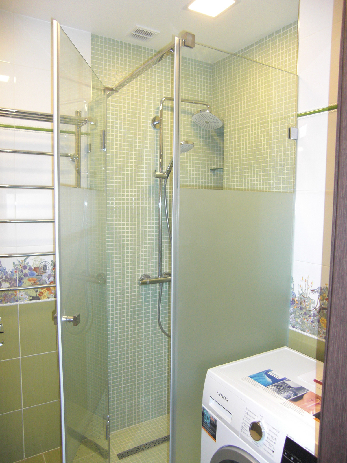 Угловые душевые конструкции