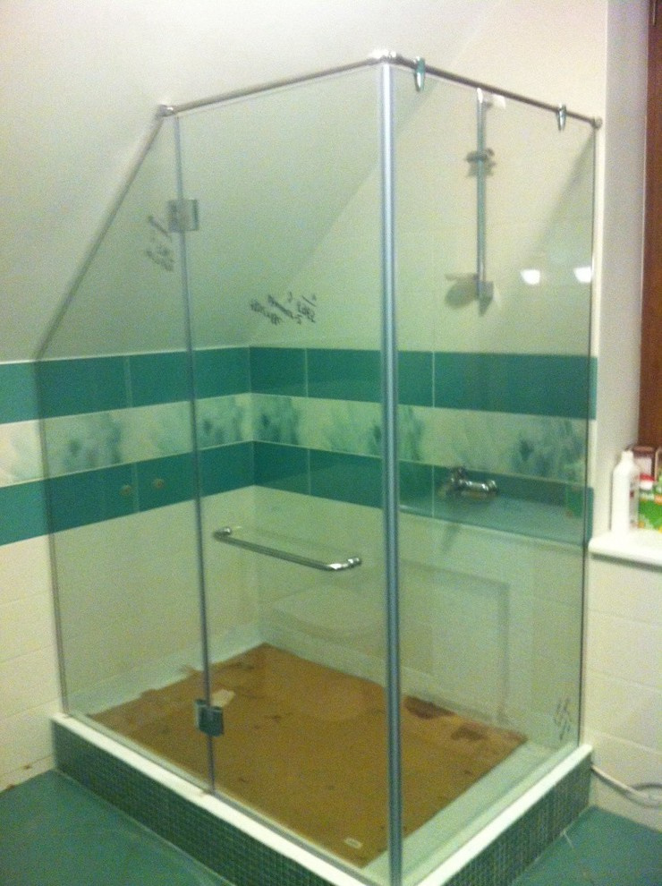 Угловые душевые конструкции