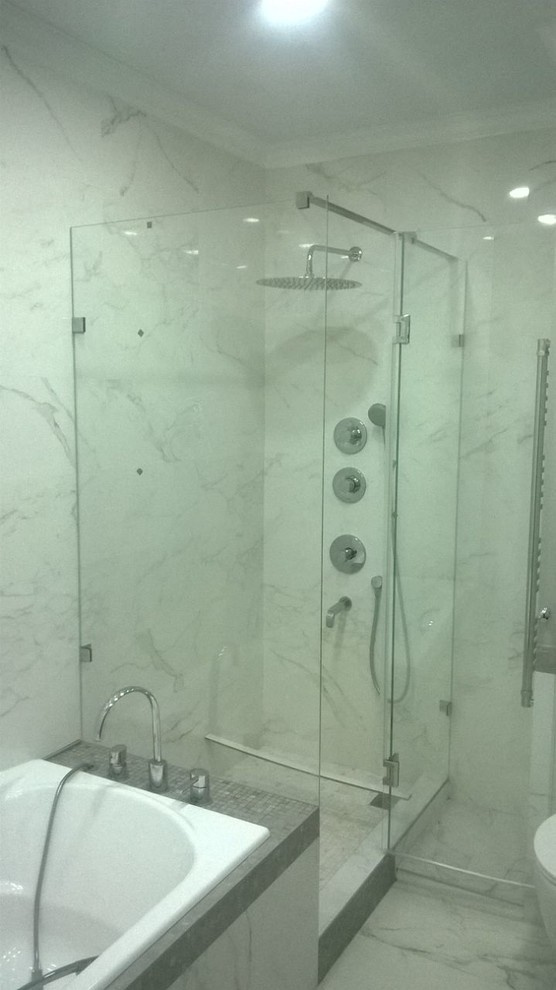 Угловые душевые конструкции