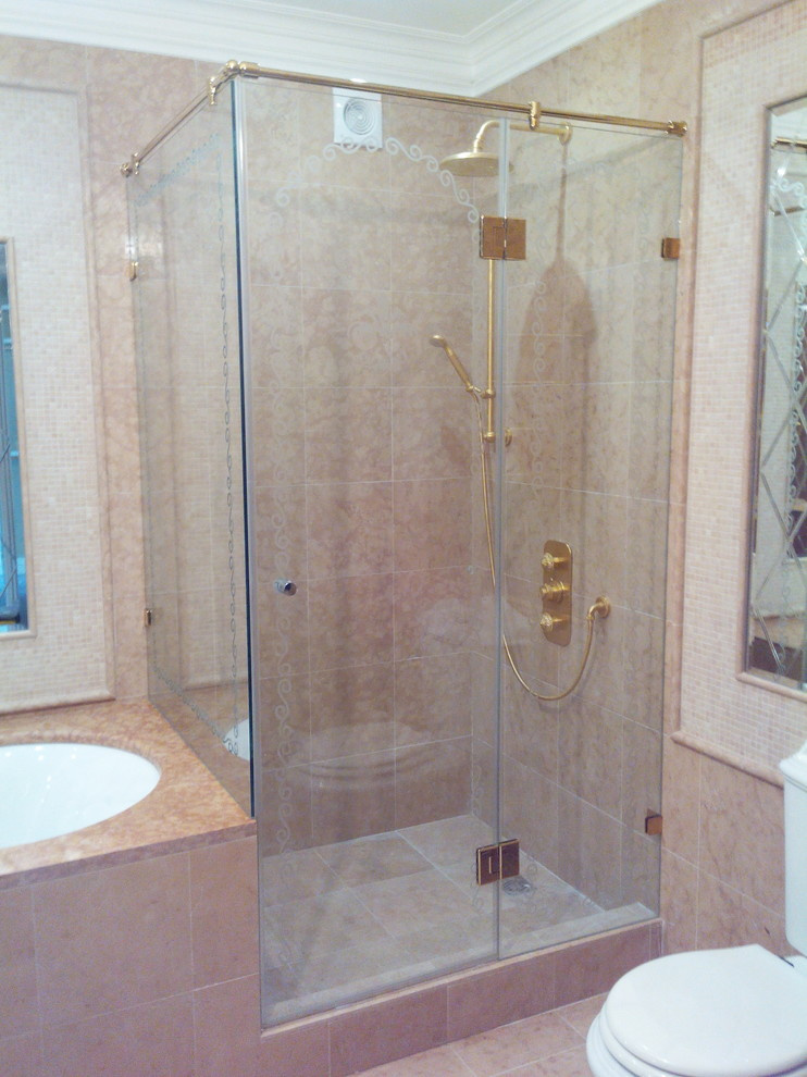 Обложка проекта: Угловые душевые конструкции