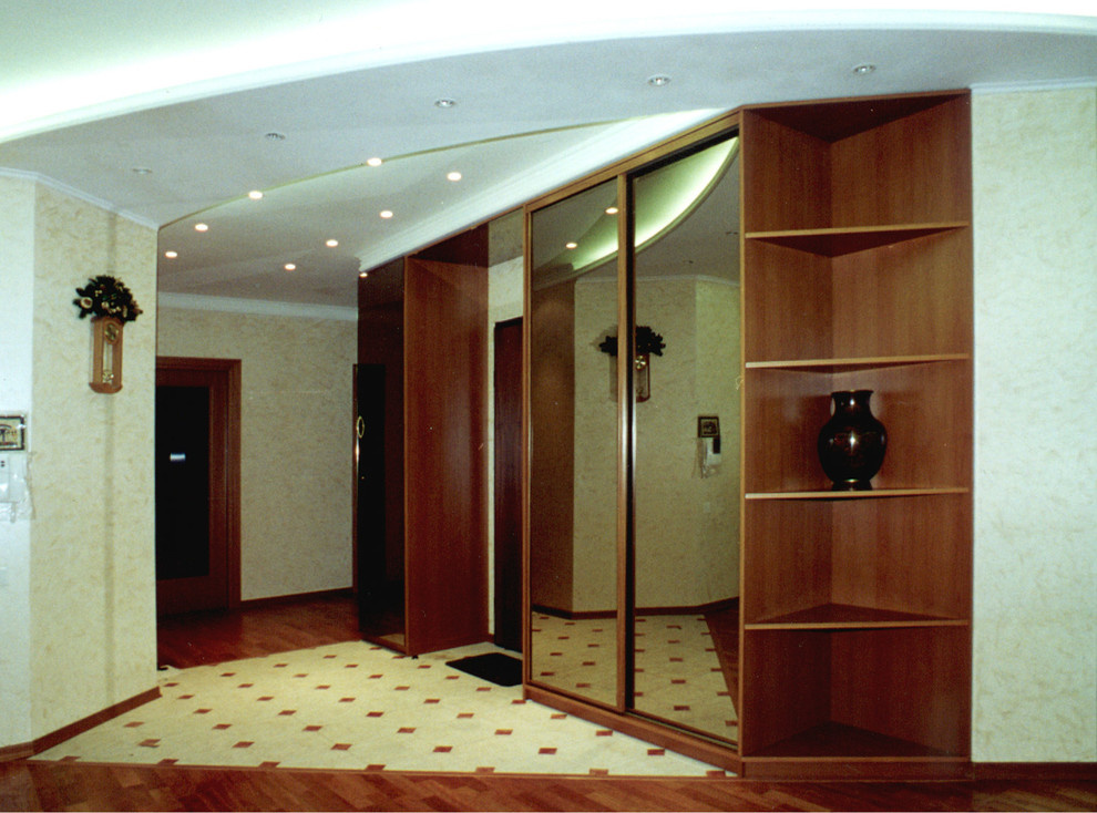 Шкафы вокруг входной двери