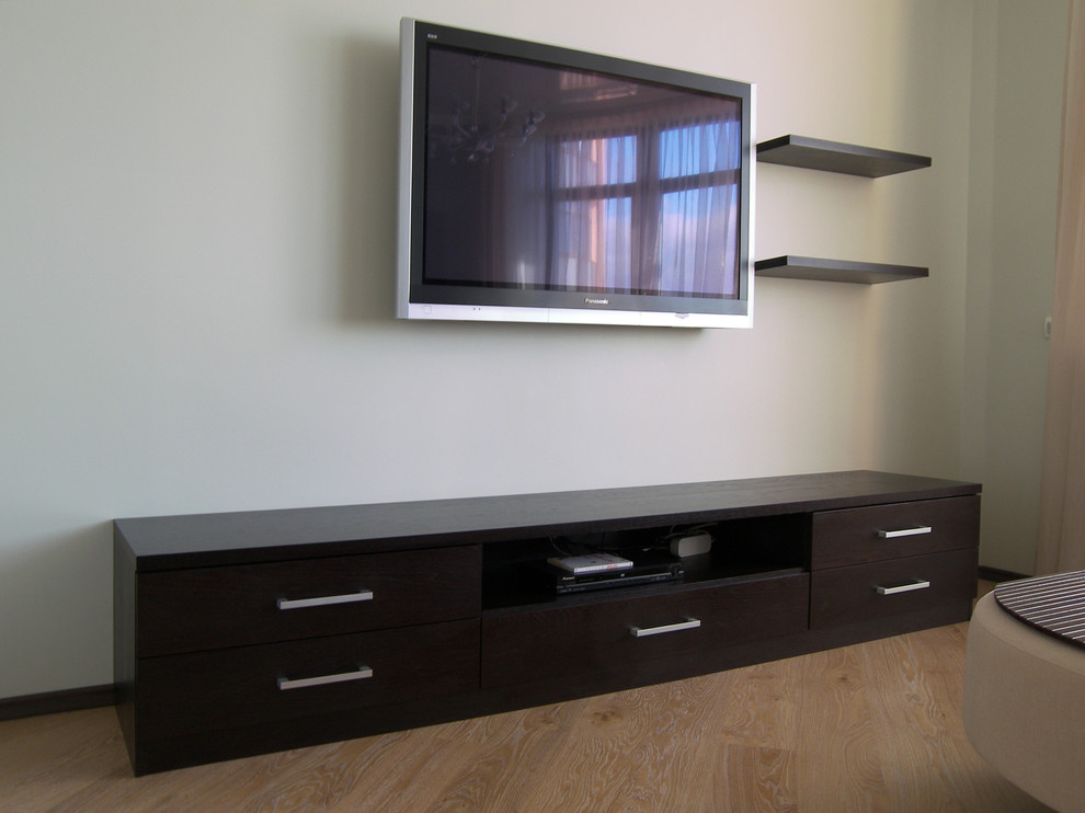 Тумба и полки в гостиной