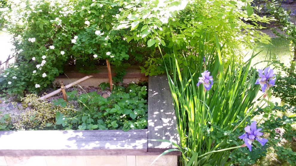 Миниатюрный приподнятый сад с элементами японского стиля