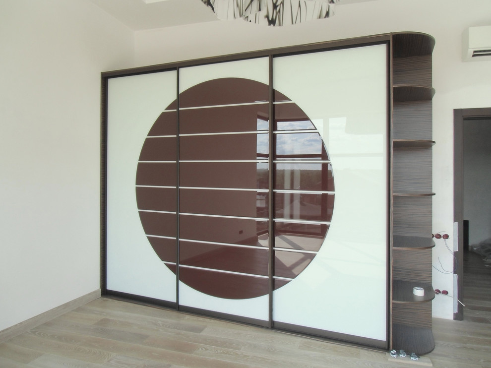 Шкаф купе с кругом на фасаде