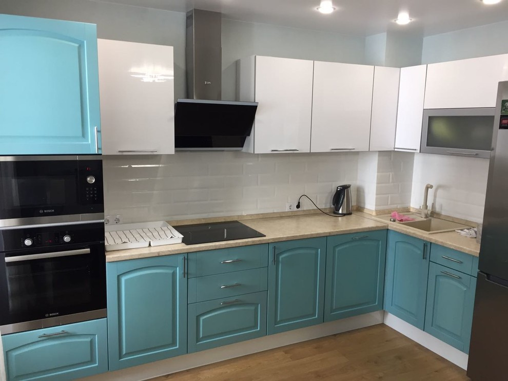 Угловая кухня в стиле фьюжн в Уфе