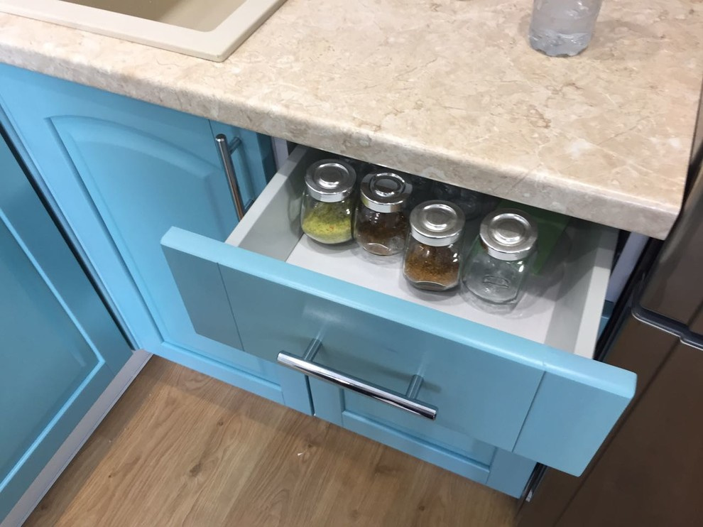 Угловая кухня в стиле фьюжн в Уфе