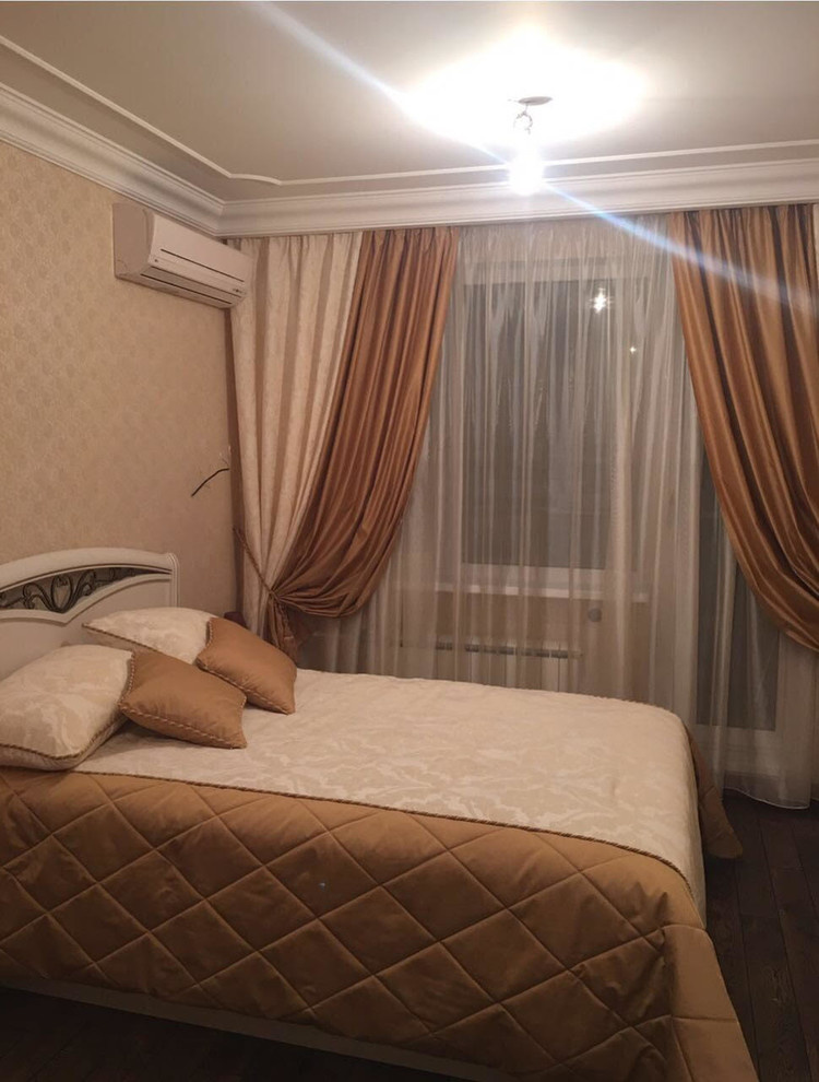 Шторы и покрывало с декоративными подушками в спальню