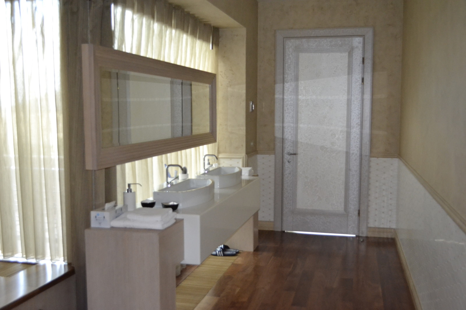 Мебель и предметы интерьера, выполненные по моим эскизам совместно с фабриками