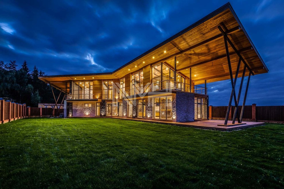 Дом из натуральных материалов в стиле хай-тек