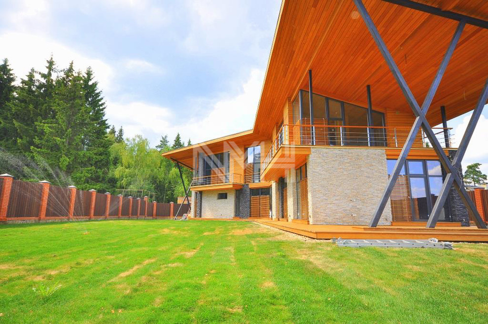 Дом из натуральных материалов в стиле хай-тек