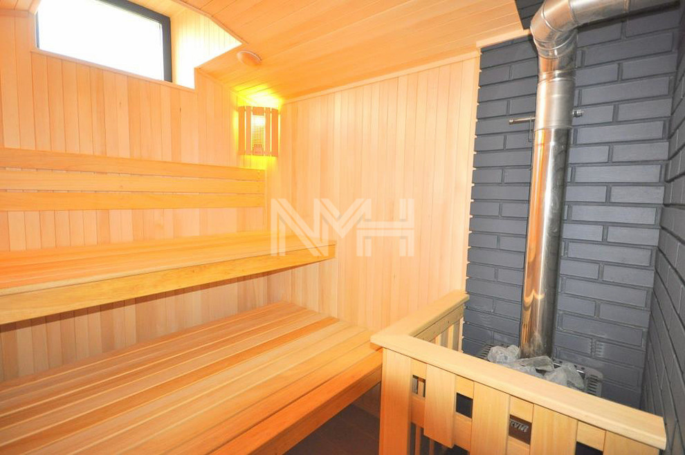 Дом из натуральных материалов в стиле хай-тек